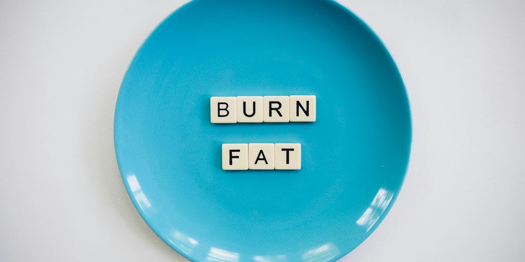 a blue plate with the words burn fat spelled on it